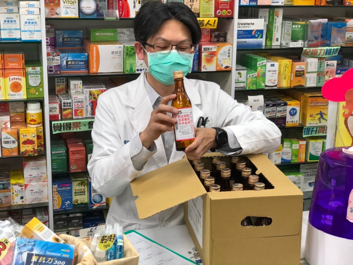 ▲ 75% 防疫酒精即日起陸續送達全台特約健保藥局，每瓶 300ml 售價 40 元。（圖／記者陳致宇攝, 2020.02.19）