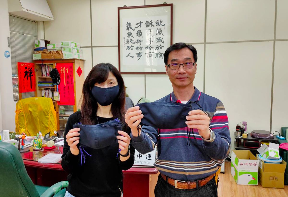 ▲中央大學社區媽媽親手縫製一批布口罩，送給中央大學第一線防疫工作人員。（圖／中央大學提供）
