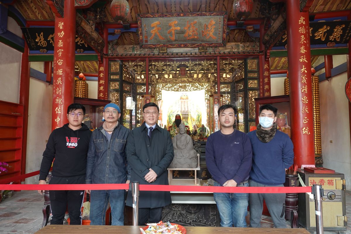 ▲鹿港鎮長許志宏聘請陳宗蔚新塑文衡聖帝神像、陳俊位製作神明座椅，期許兩位匠師的合作，能夠為鹿港工藝寫下新頁。（圖／記者葉靜美攝，2020.02.19）