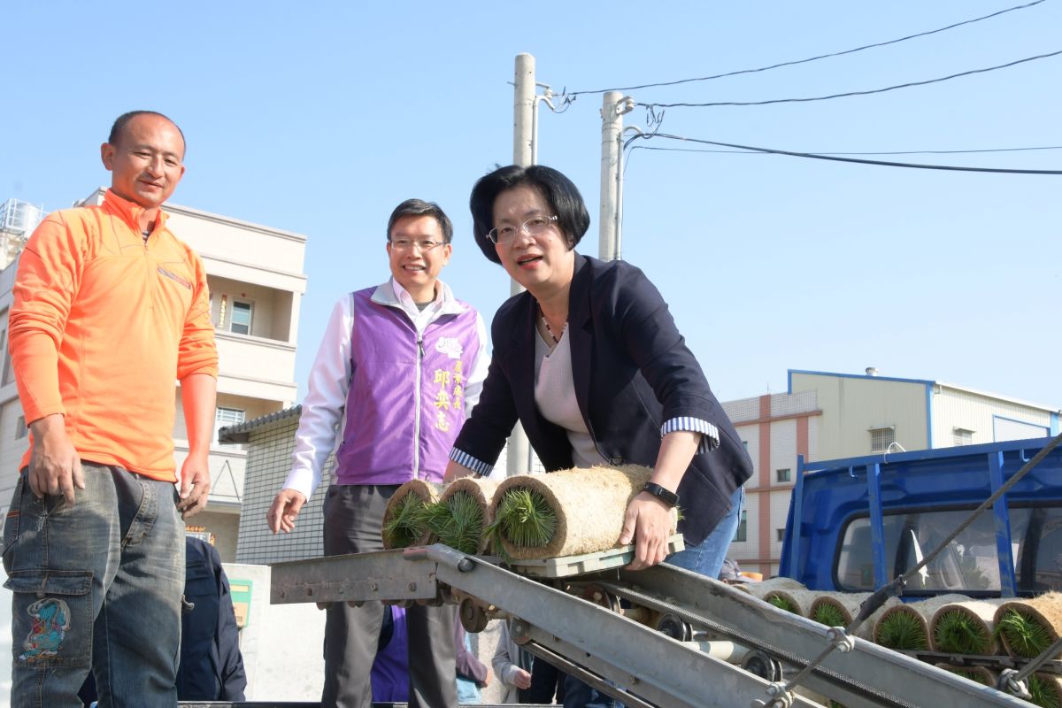 ▲為了解縣內水稻春耕情形，彰化縣長王惠美親自體驗秧苗搬運。（圖／記者陳雅芳攝，2020.02.19）