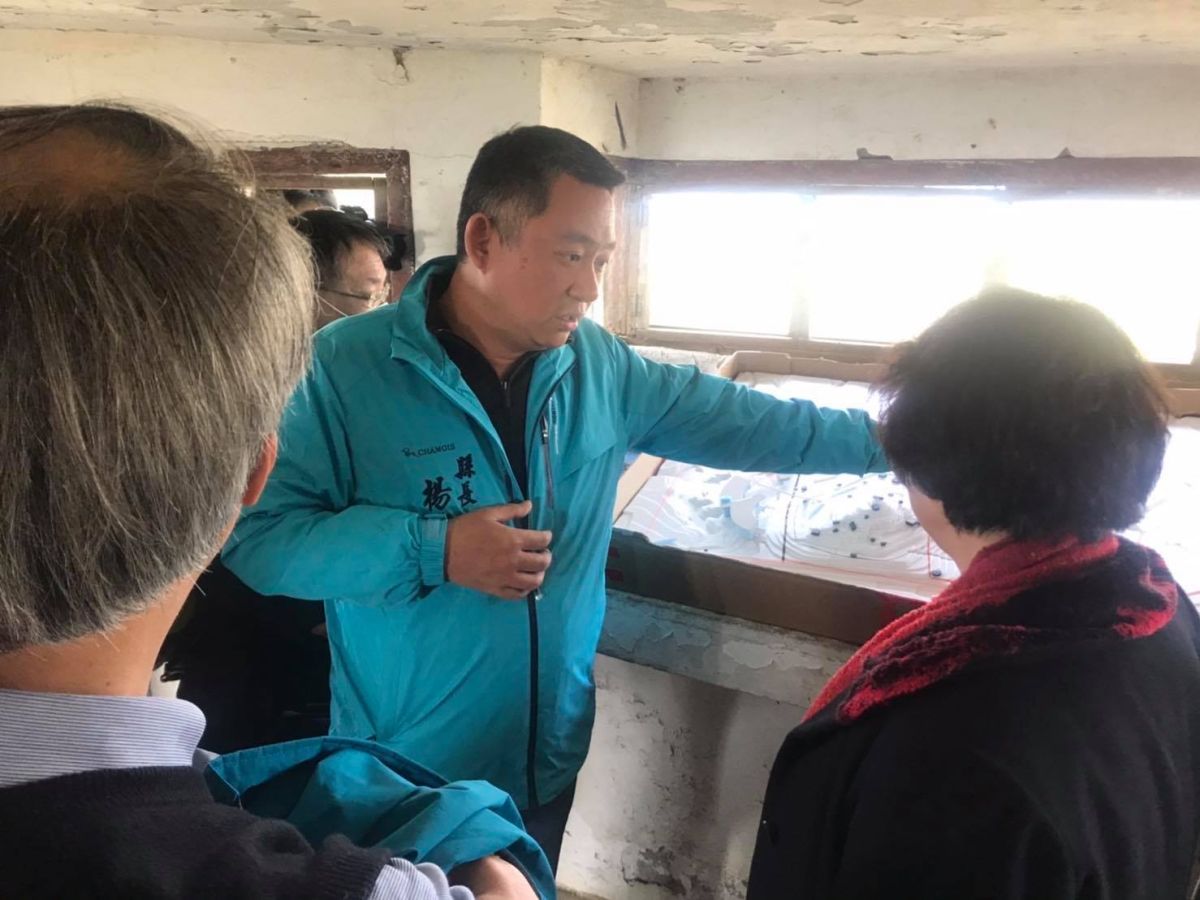 ▲金門縣長楊鎮浯跟委員說明為何選址要搬遷。（圖／金門縣府提供）
 