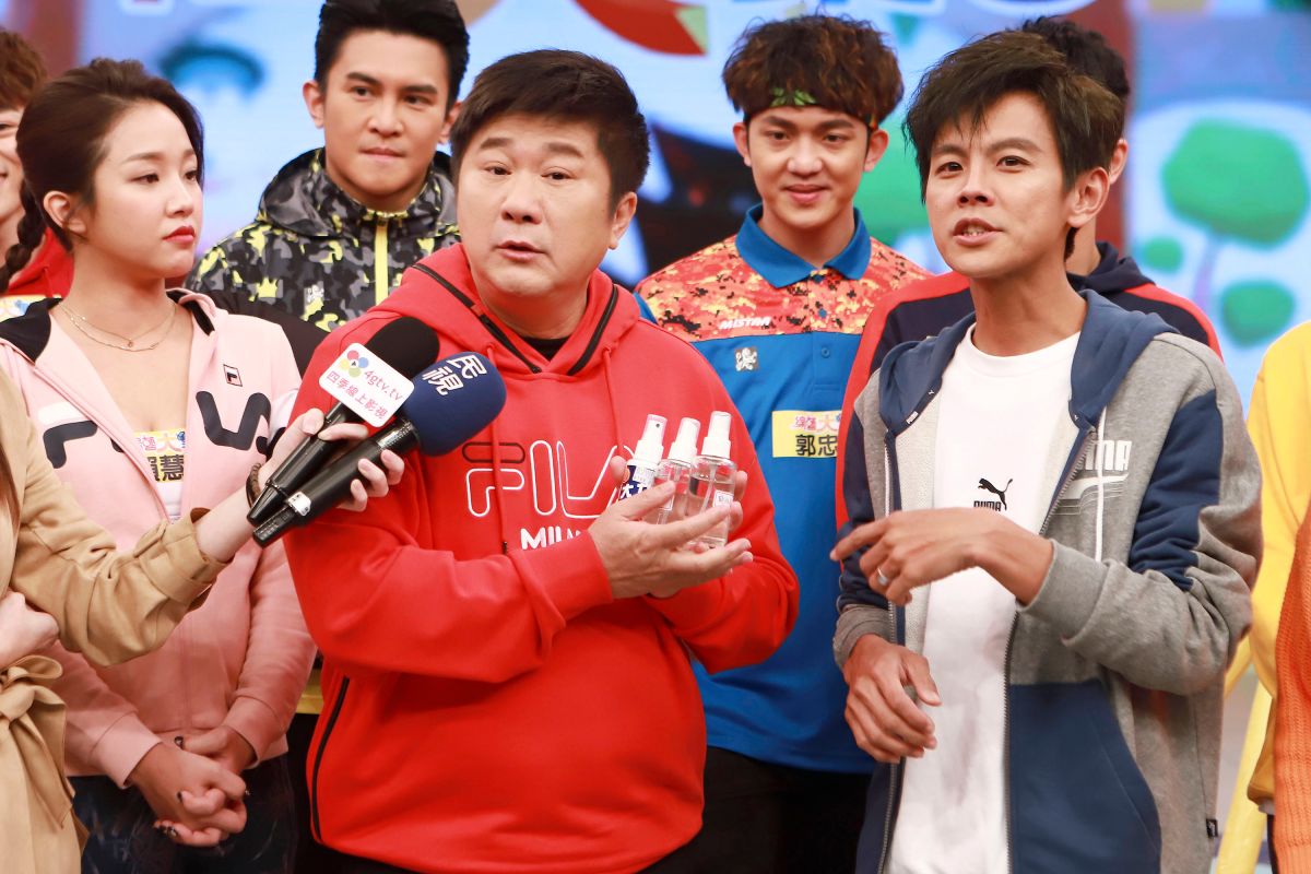 ▲胡瓜（中）隨身會攜帶三罐消毒酒精。（圖／民視）