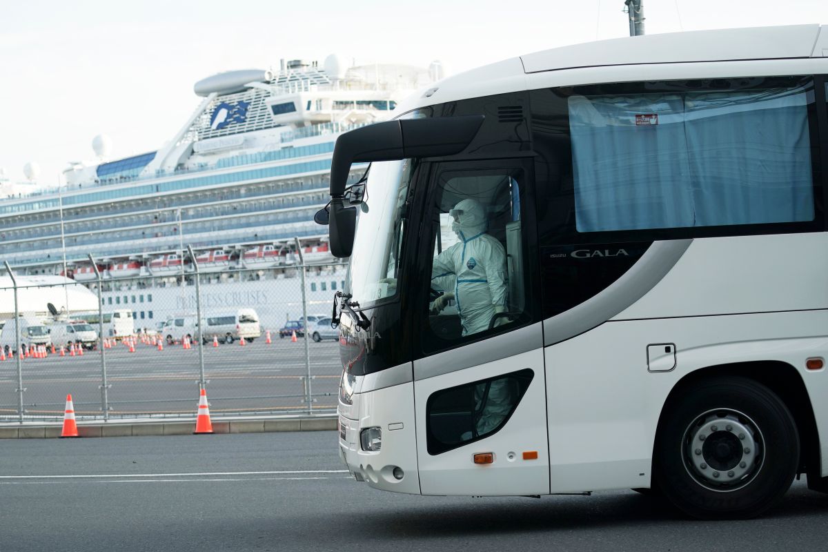 ▲停靠在橫濱港的鑽石公主號成為病毒培養皿，船上疫情嚴重失控。（圖／美聯社／達志影像）