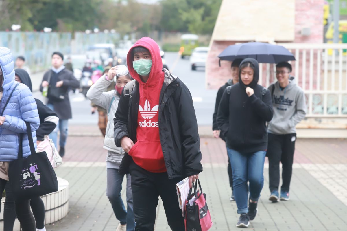 教育部今（20）日稍早發出消息，高級中等以下學校每校達2人確診則全校停課、大專校院每校達2人確診則該校、區停課。