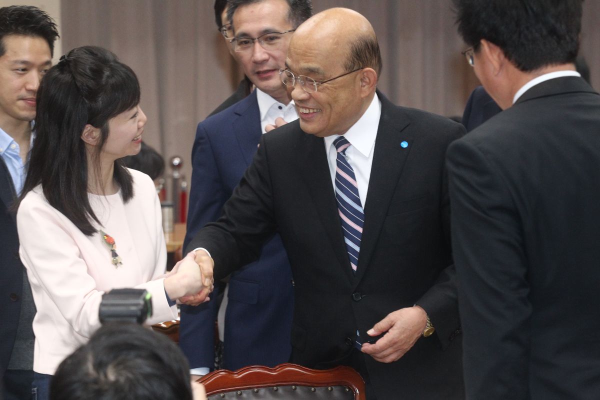 ▲行政院院長蘇貞昌20日主持行政院院會通過紓困條例後，立刻到立法院拜會民進黨黨團立委。（圖／記者葉政勳攝 2020.02.20）