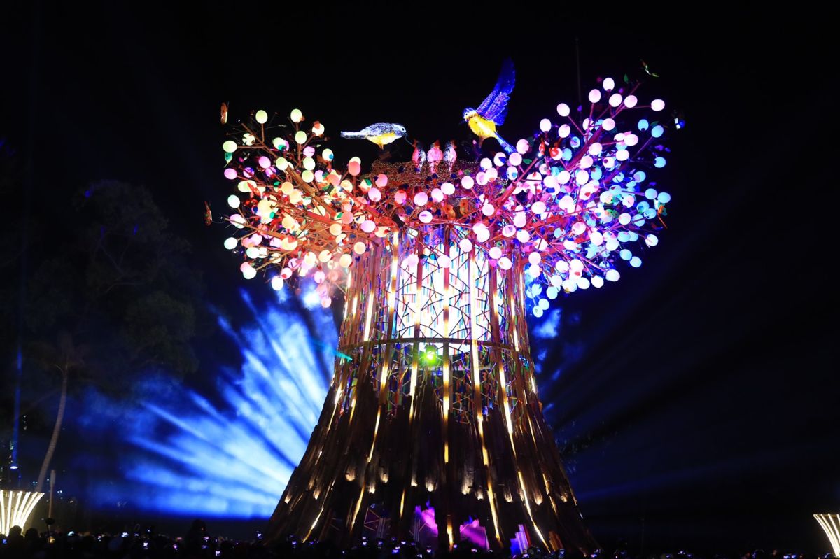 ▲台灣燈會2月23日閉幕，當晚長達8分鐘、全台規模最大800台無人機終場展演。 (圖／柳榮俊翻攝2020.2.20)