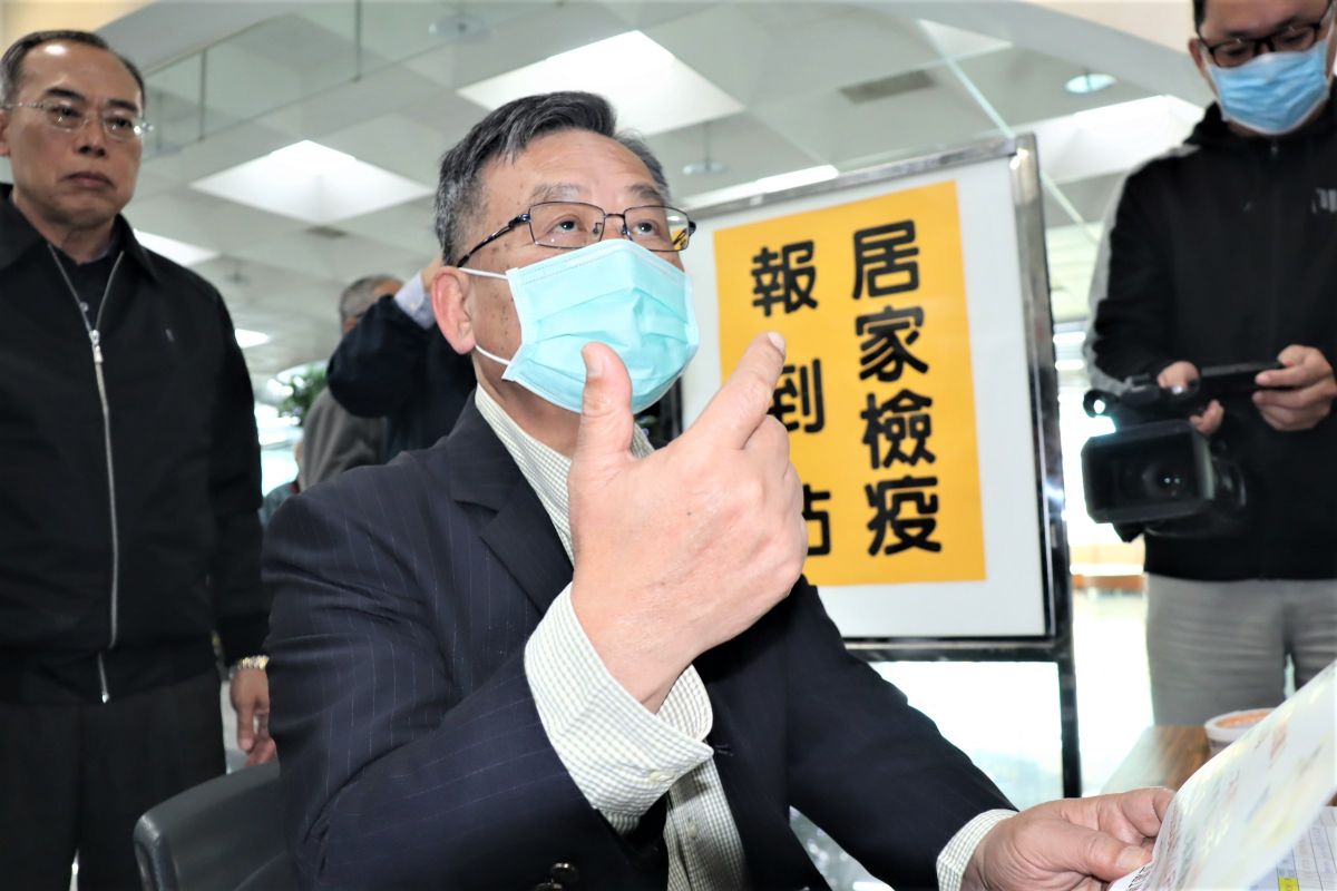 ▲澎湖縣長賴峰偉指示在機場、港口成立「居家檢疫報到站」，以確實控管從大陸港澳入境持有居家檢疫通知書地民眾行蹤。（圖／記者張塵攝，2020.02.20）