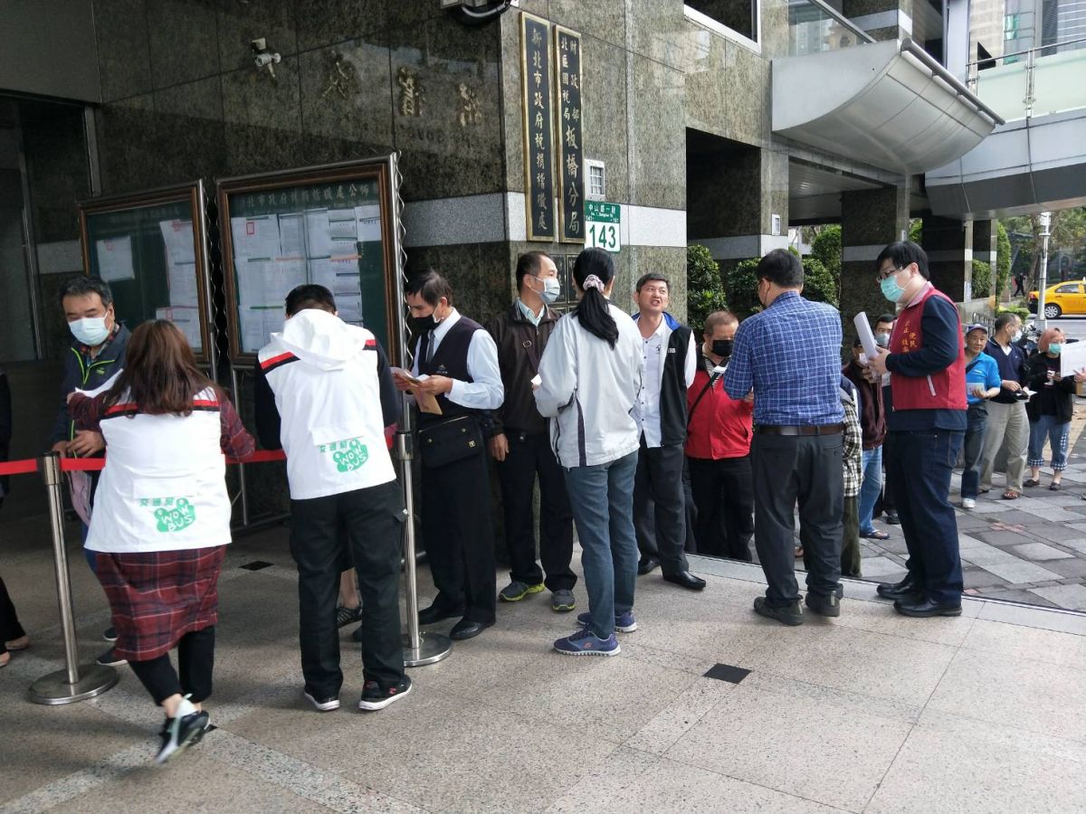 ▲新北市自下周一（24日）起，個人計程車行運將購領口罩從原本1次買20片調整為一週7片。（圖／新北市交通局提供）