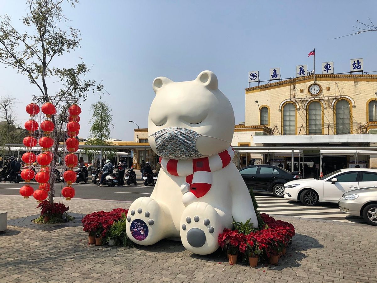 ▲嘉義市政府為提醒民眾隨時注意防疫作為，為沉睡森林大白熊戴上迷彩口罩。（圖／記者陳惲朋翻攝，2019,02,20)