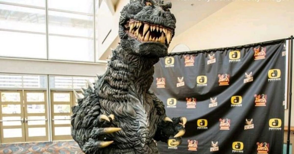 ▲厚生勞動省的官員表示，「只要沒有像哥吉拉那樣大聲咳嗽的人，就不會傳染。」引發輿論譁然。（圖／翻攝自《BBC中文網》臉書）