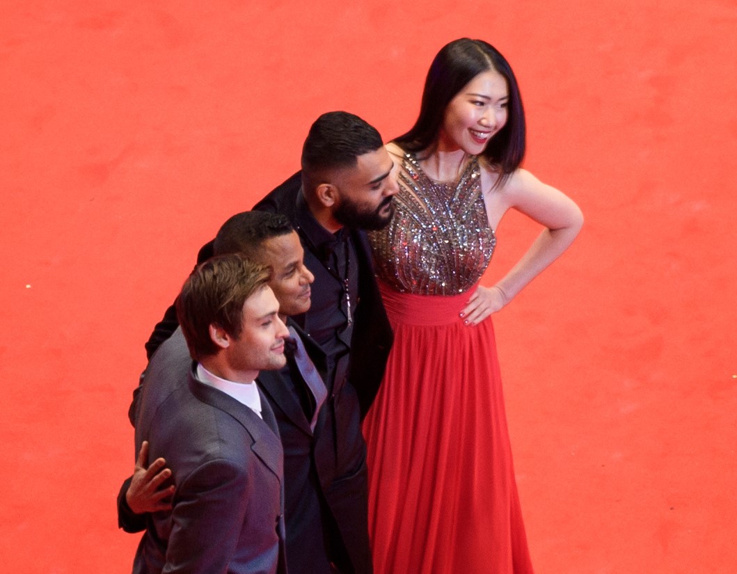 ▲大陸女星孫曉（右）霸佔紅毯1小時。（圖／美聯社）