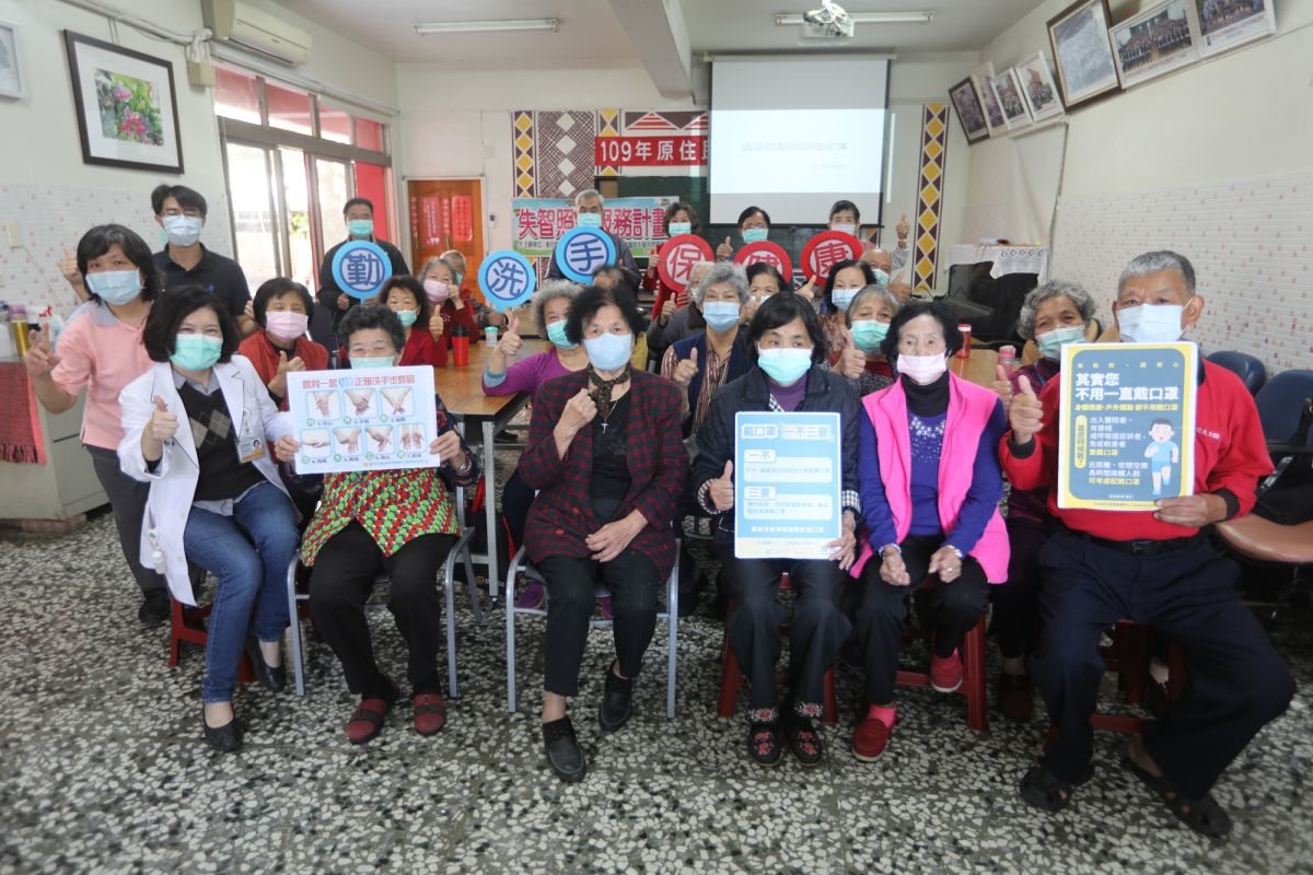 ▲因應武漢肺炎疫情，彰化基督教醫院全體動員，全力配合防疫，彰基長照創新服務e院團隊也主動出擊，深入社區教導民眾正確防疫觀念。（圖／記者葉靜美攝，2020.02.20）