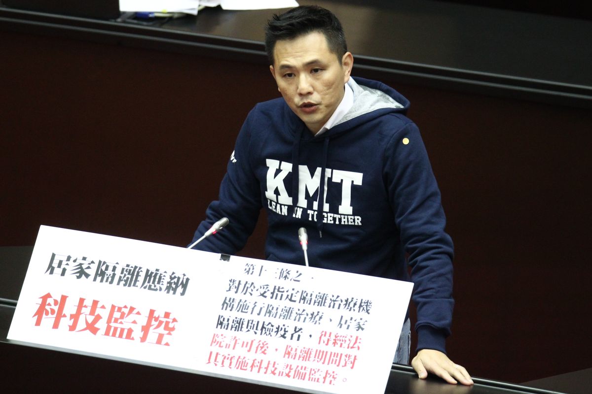 ▲國民黨立委陳以信送花給蘇貞昌的舉動引發支持者不滿，陳以信向支持者是致歉。（圖／資料照片）