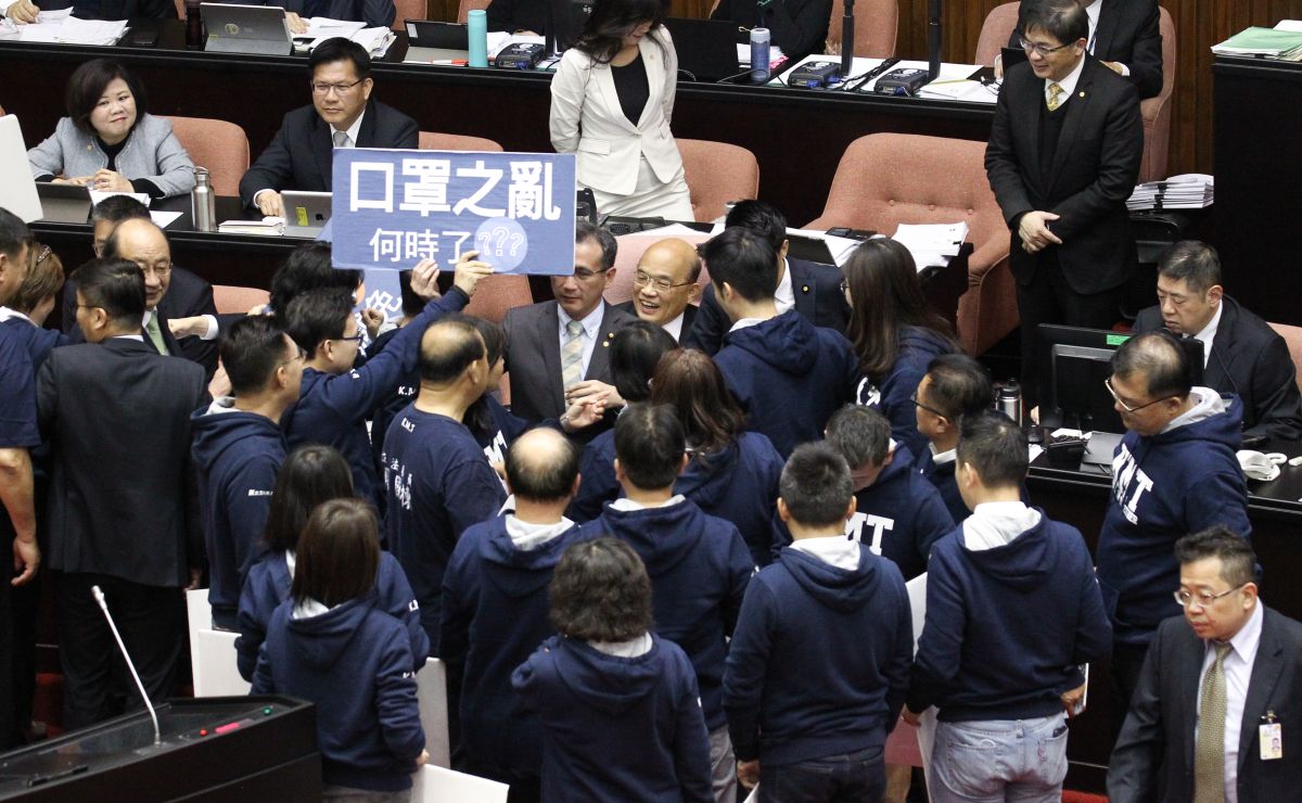 ▲國民黨團包圍行政院長蘇貞昌抗議社會口罩之亂，民眾何時才能不用怕買不到口罩。（圖／記者葉政勳攝 , 2020.02.21）