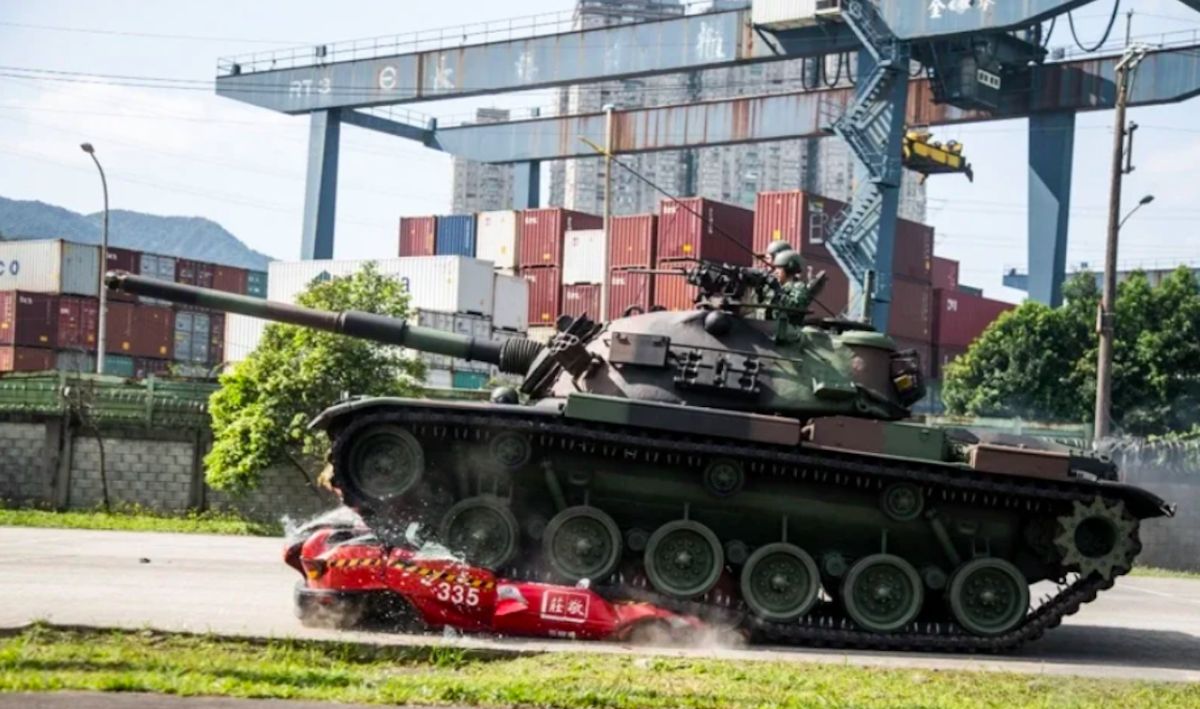 ▲陸軍關渡地區指揮部19日舉辦「武藝競賽」，展示CM11戰車壓輾計程車等民間車輛等克服障礙物能力。（圖／軍聞社攝）