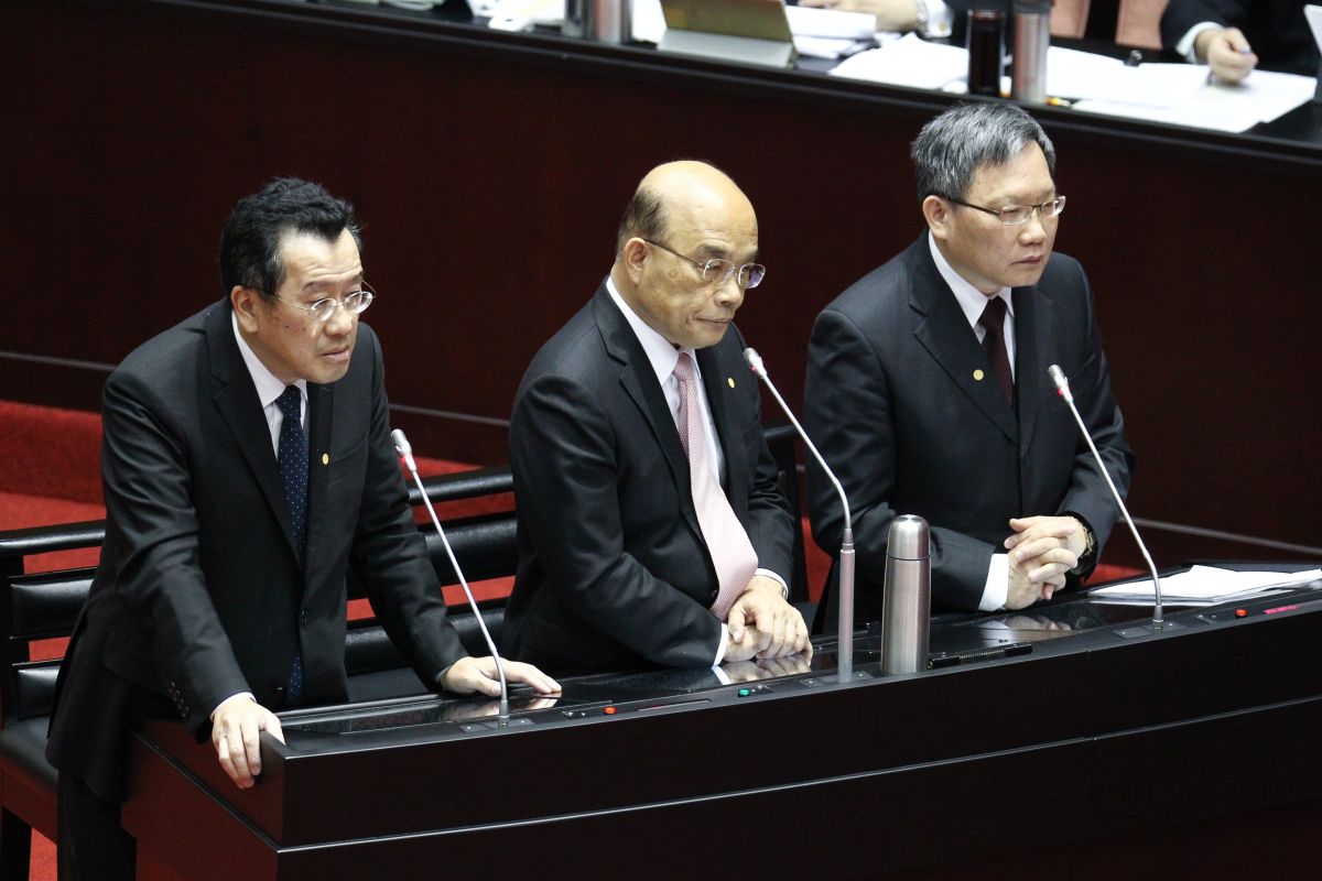 ▲金管會主委顧立雄（左）、行政院長蘇貞昌（中）、財政部長蘇建榮（右）赴立院備詢。（圖／記者葉政勳攝 , 2020.02.21）