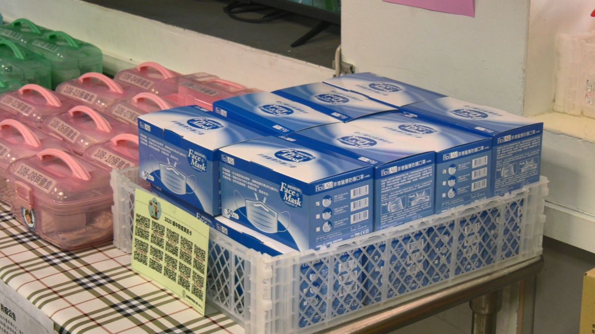 ▲校方在開學日會發給每位學生兩片的口罩。（圖／蔡若喬攝, 2020.02.21）