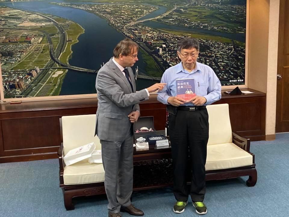 ▲斯洛伐克駐台代表博塔文（Martin Podstavek）（左）支持台灣加入WHO。（圖／斯洛伐克經濟文化辦事處）