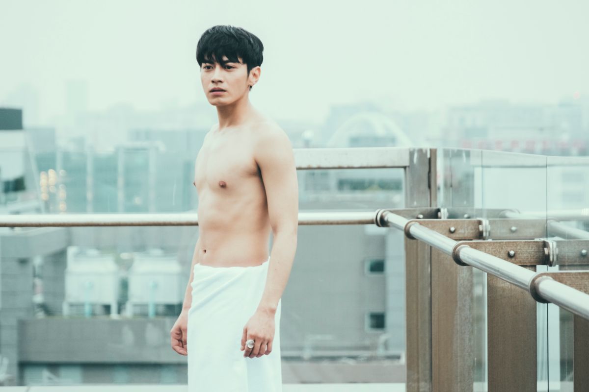 ▲宋柏緯露出冰塊肌。（圖／歐銻銻娛樂提供）