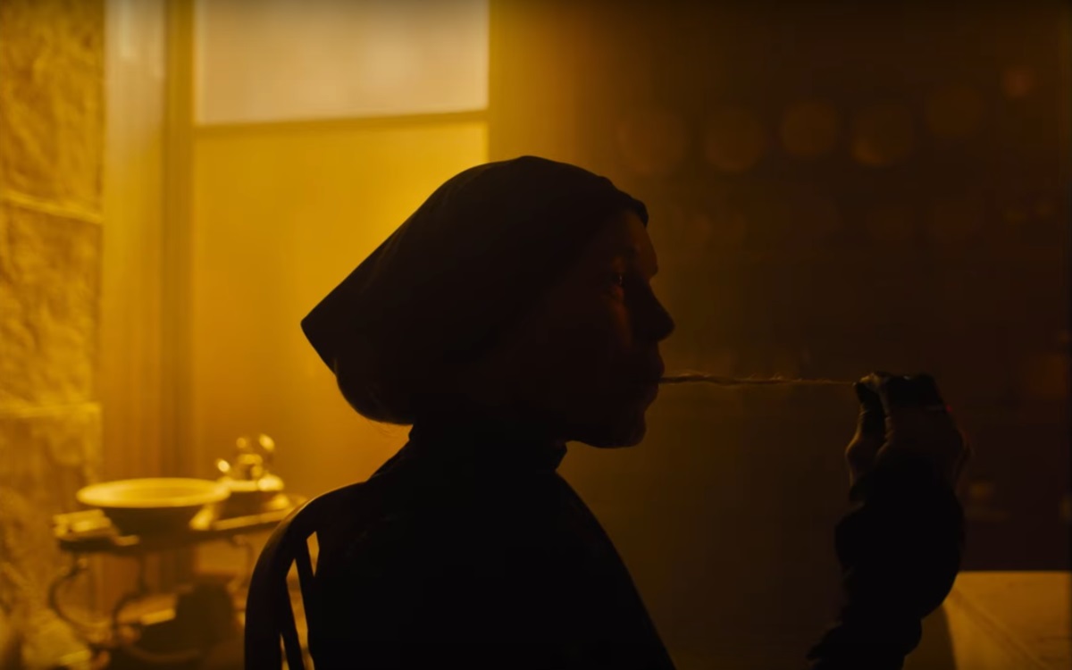 ▲嘴巴拉出頭髮一幕，讓觀眾心慌慌。（圖／車庫）