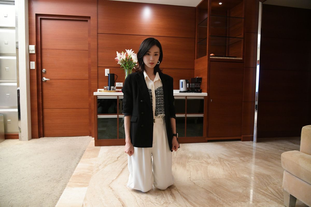 ▲鍾瑶向競爭對手下跪道歉。（圖／三立提供）