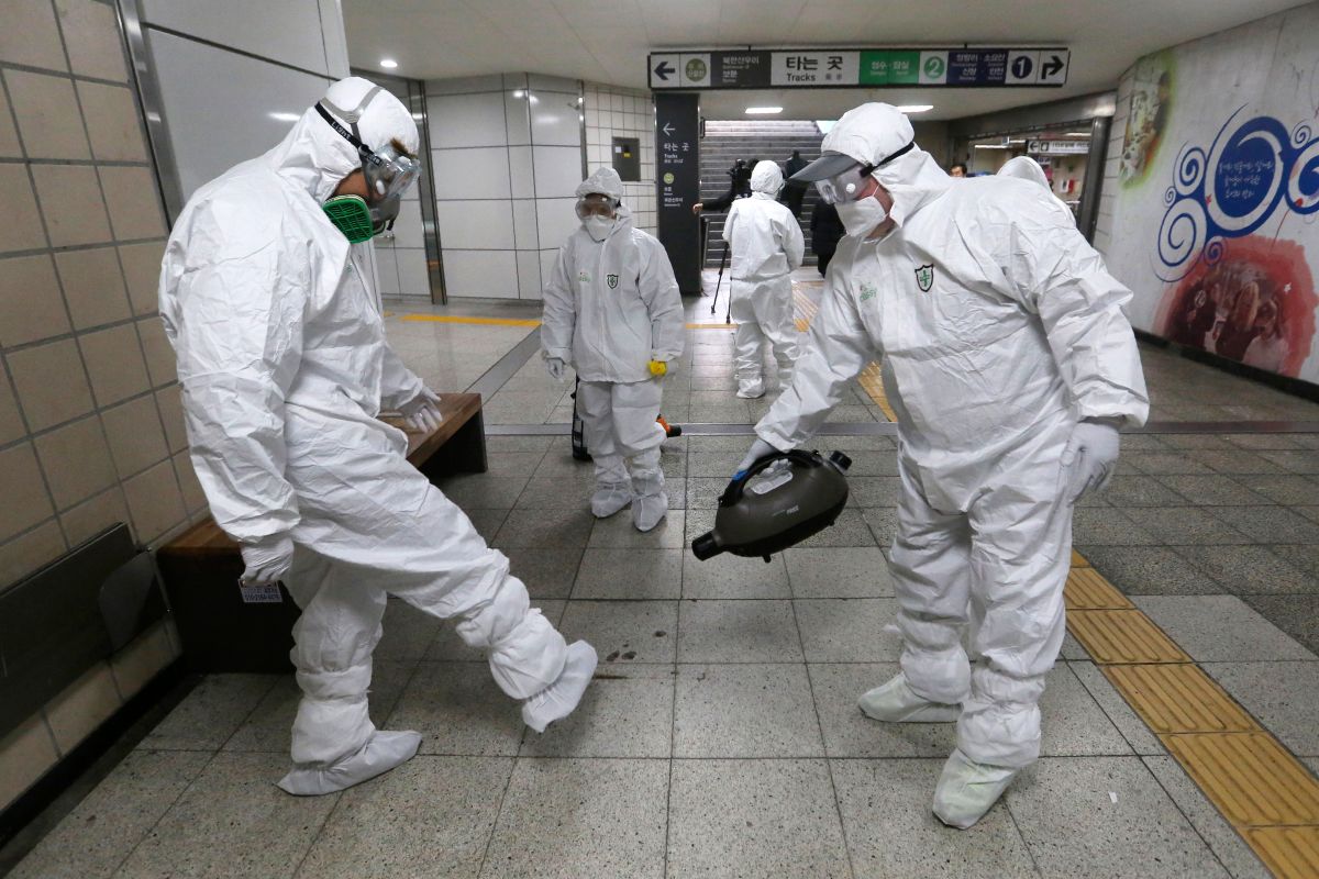 ▲韓國政府派出大批防疫人員在首爾消毒。（圖／美聯社／達志影像）