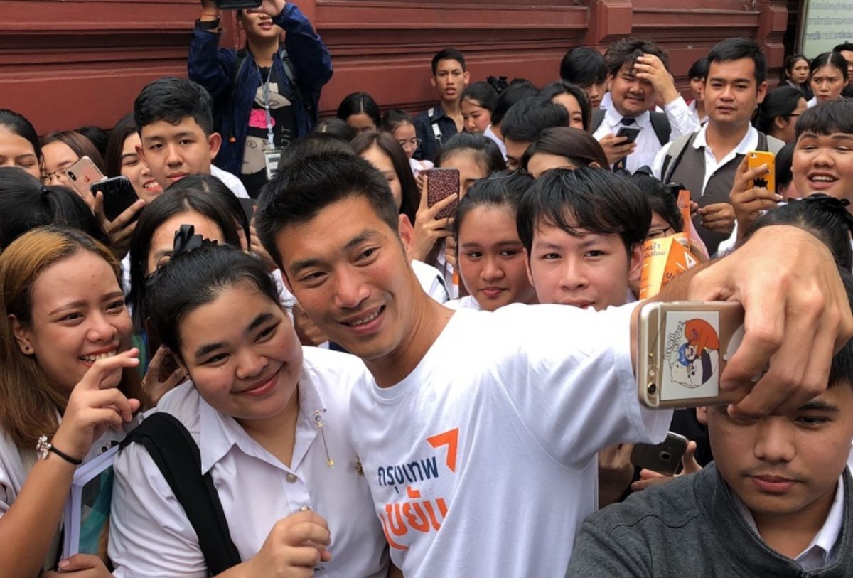 泰國新興政黨未來前進黨遭憲法法院解散。圖為未來前進黨黨魁他納通與支持者自拍。（圖／