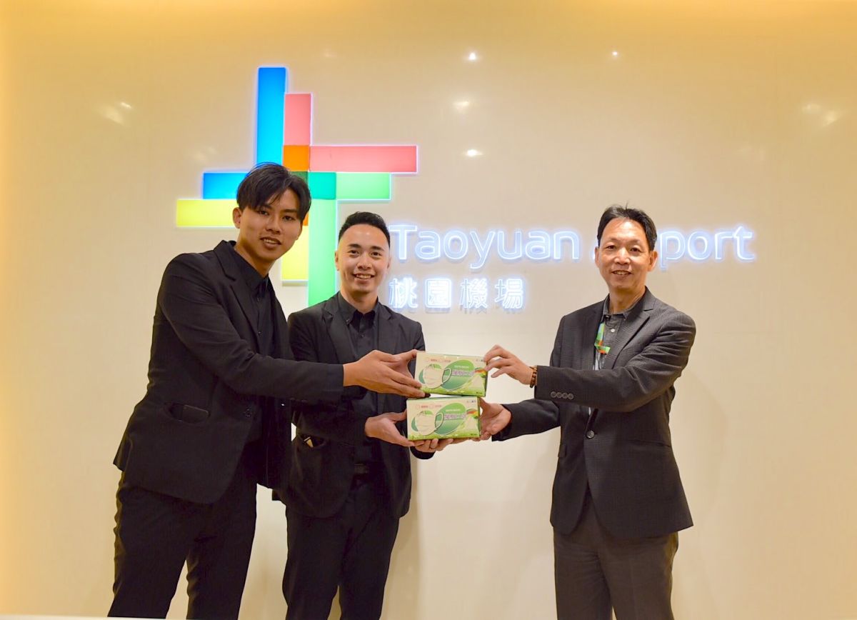 ▲企業家黃昱陞（中）捐贈機場公司3千片醫療口罩，由機場公司總經理林祥生（右）代表接受。（圖／桃園機場提供）