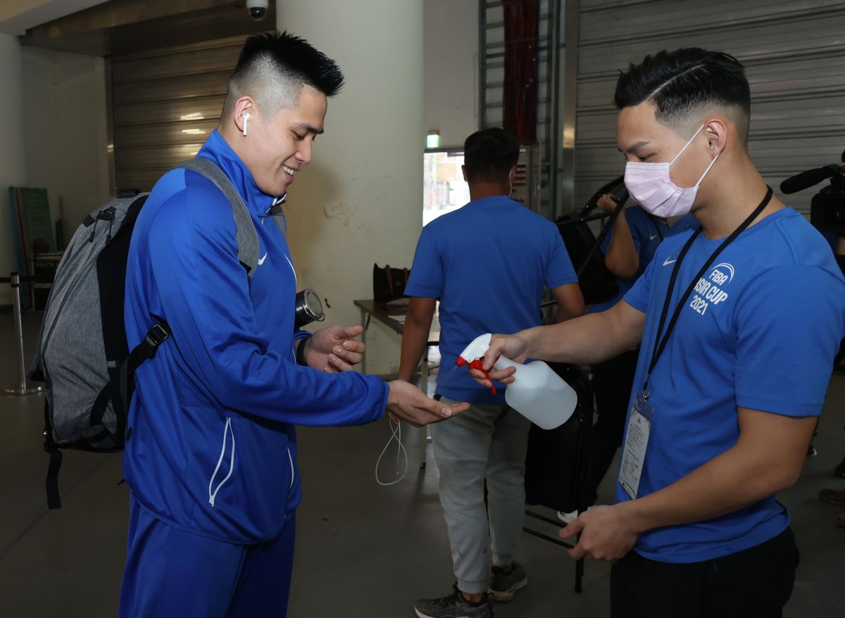 ▲中華隊進球場前先酒精消毒、測體溫。（圖／籃協提供）
