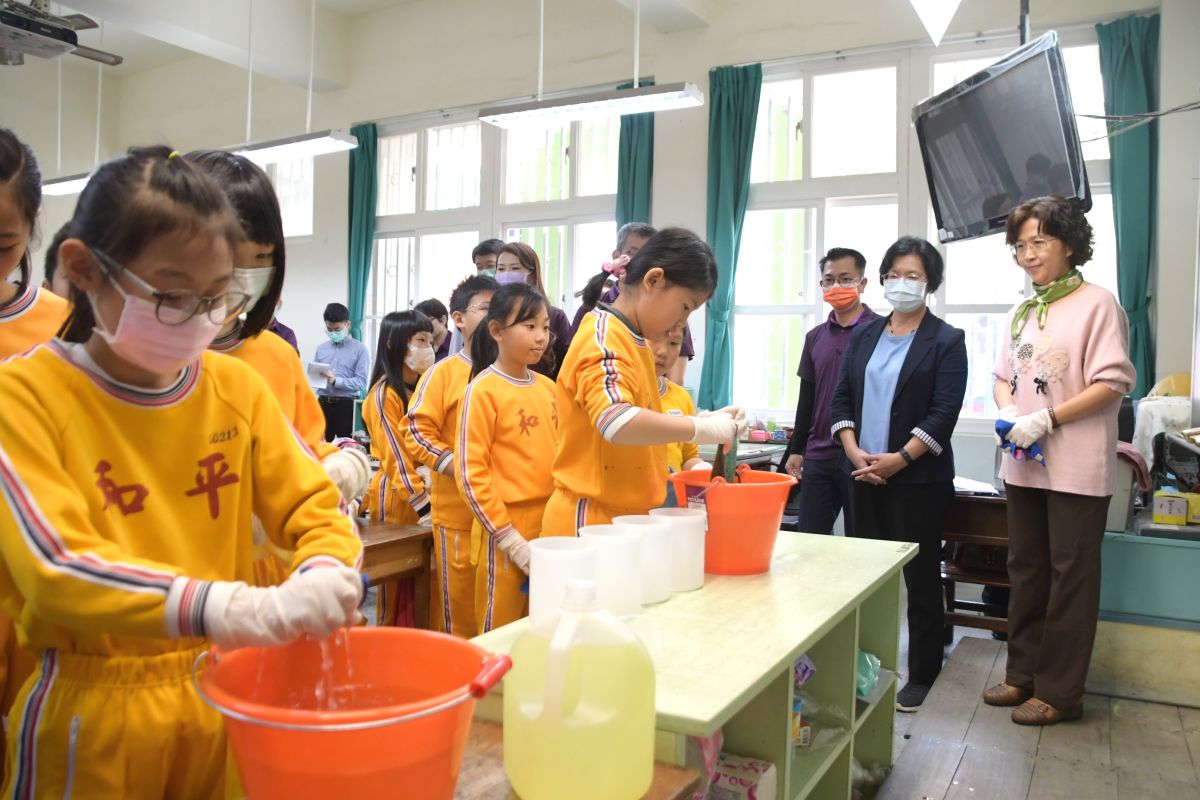 ▲學校老師帶領學生做好消毒工作，要讓防疫無死角，讓孩子能夠安全快樂的學習。（圖／記者陳雅芳攝，2020.02.21）