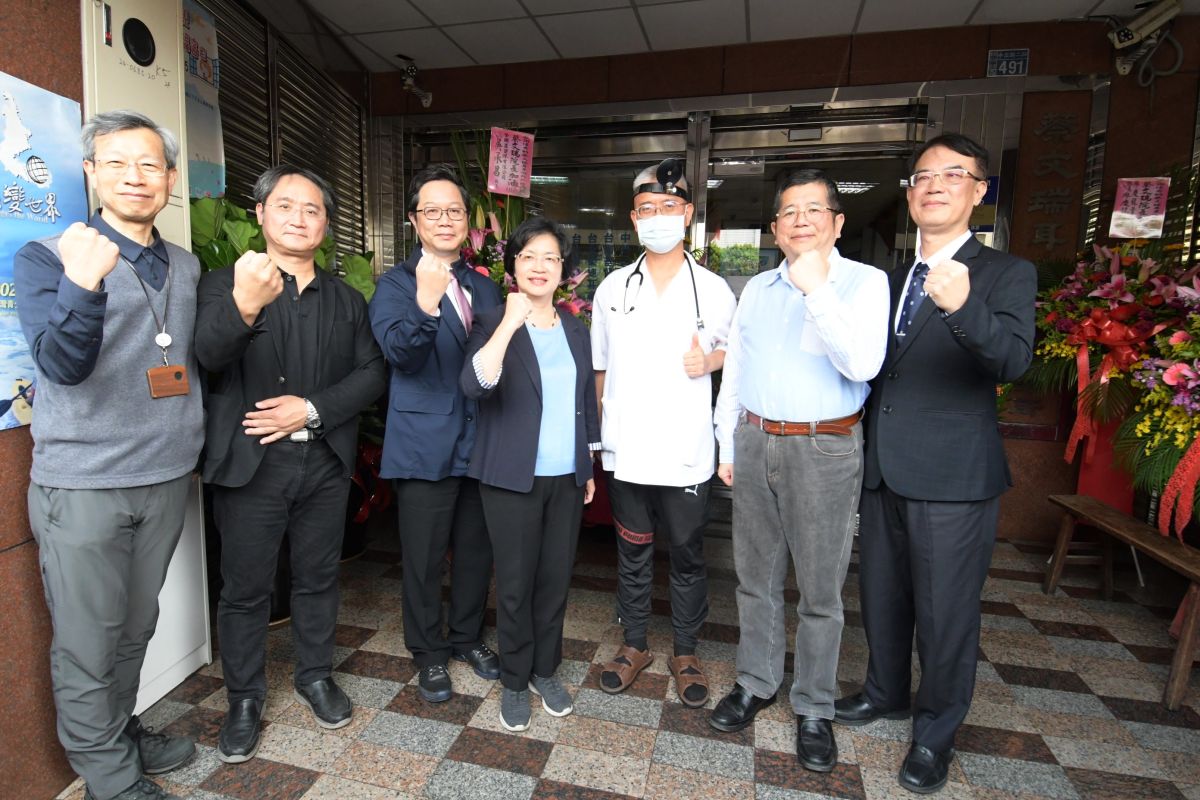 ▲彰化縣長王惠美感謝蔡文瑞醫師及縣內醫護人員堅守崗位全力以赴不畏辛勞付出及無私奉獻，守護大家的健康。（圖／記者陳雅芳攝，2020.02.21）