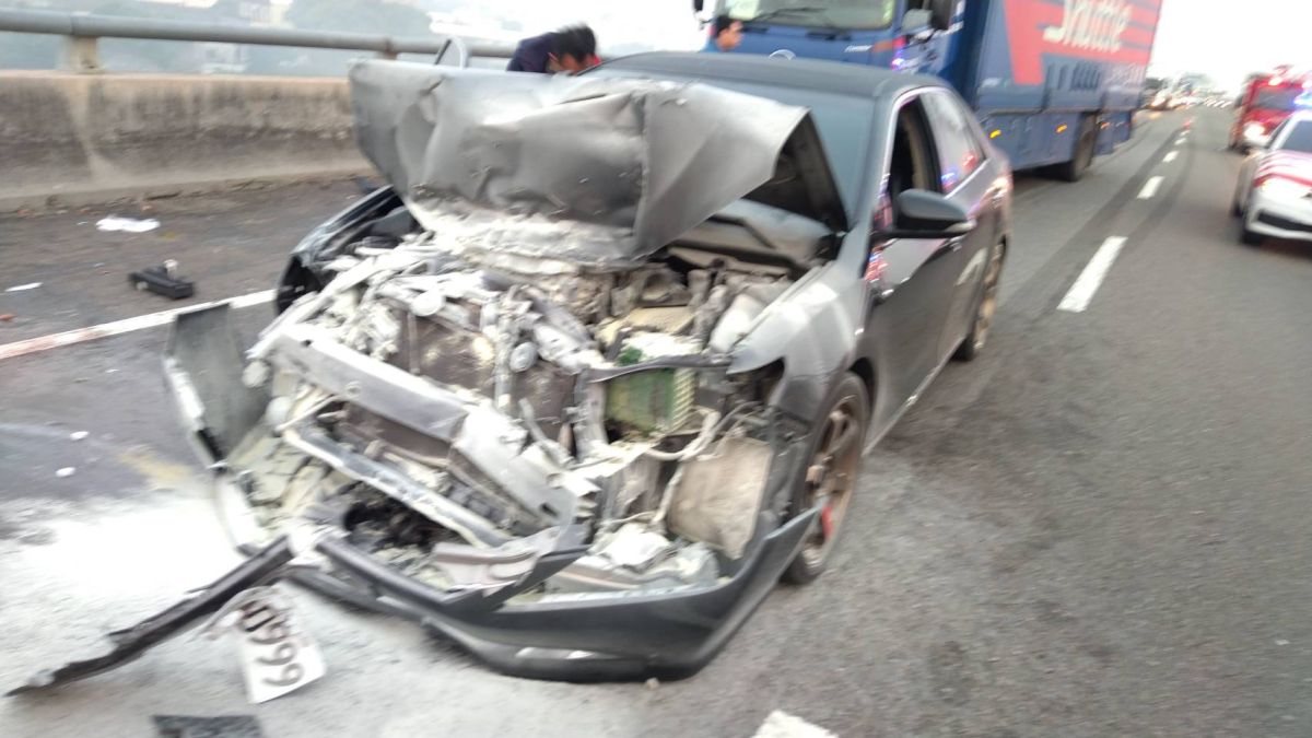 ▲台76線快速道路發生一起火燒車意外，一輛轎車追撞小貨車，造成轎車車頭全毀。（圖／記者陳雅芳翻攝，2020.02.21）