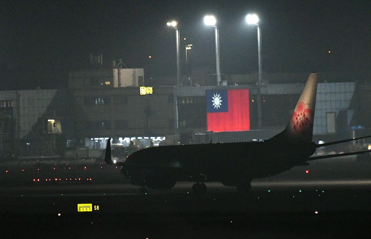 ▲鑽石公主號20台人包機稍早抵達台灣。（圖/記者林調遜攝）