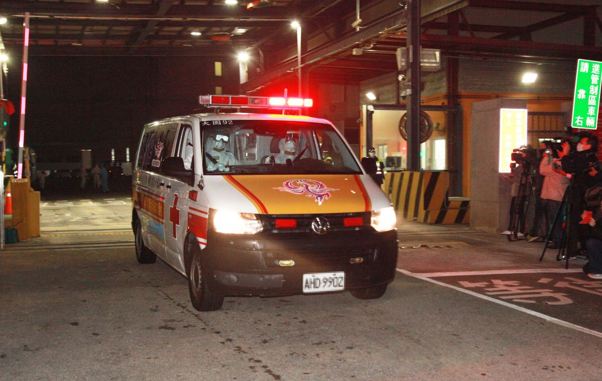 ▲19位返台旅客1人搭乘1輛救護車，夫妻則可以搭乘一輛救護車，在21日晚間11點左右陸續離開機場管制區。（圖／記者李春台攝, 2020.02.21）