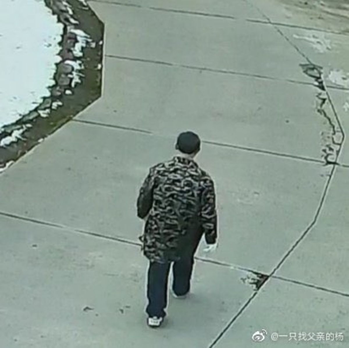 ▲ 51 歲的武漢市民楊元運因懷疑自己感染武漢肺炎，於 16 日離家出走，只留下遺書和監視器畫面的背影。（圖／翻攝自武漢普通人推特）