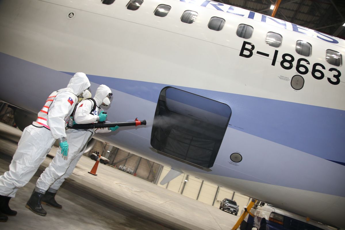 ▲鑽石公主號郵輪19名我國籍旅客21日晚搭乘華航包機返抵桃園機場，陸軍化學兵全力支援相關防疫、消毒作業。（圖／軍聞社提供）