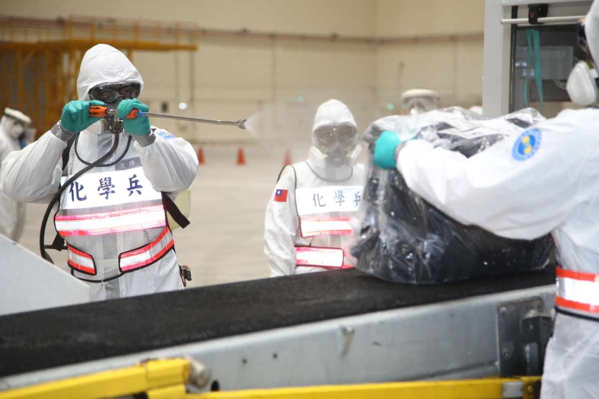 ▲鑽石公主號郵輪旅客21日晚間返台後，陸軍化學兵對行李實施防疫消毒。（圖／軍聞社提供, 2020.2.22）