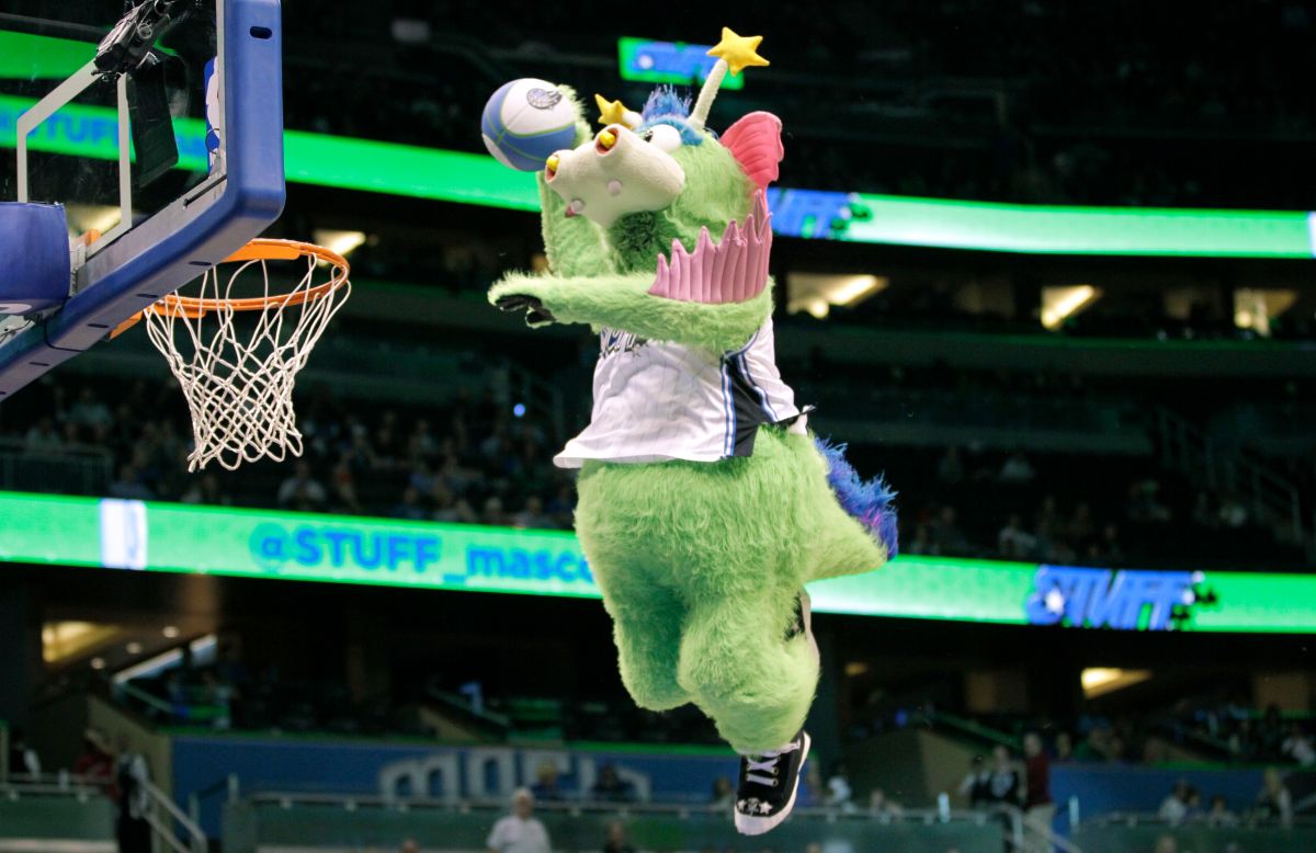 魔術隊吉祥物扣籃。（圖／美聯社／達志影像）