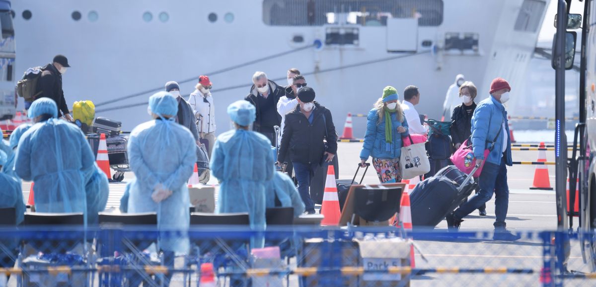 ▲因傳出武漢肺炎疫情而在日本停泊數週的鑽石公主號，檢測無問題的乘客終於在 19 日開始獲准下船。（圖／美聯社／達志影像）
