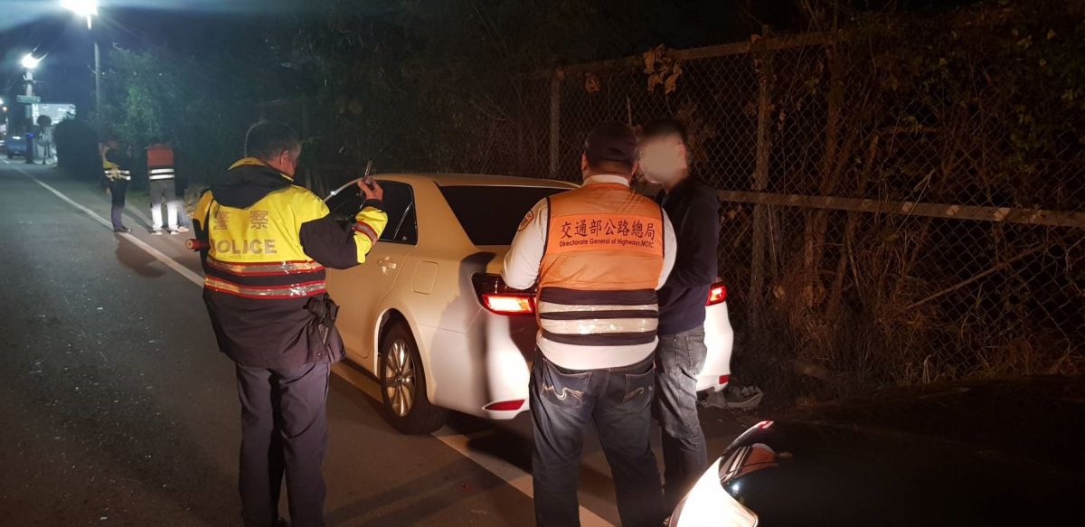 ▲針對白牌車可能成為新冠肺炎防疫漏洞，彰化監理站與彰化縣警察局交通隊共同組成聯合稽查小組，加強取締違法的白牌車。（圖／記者陳雅芳翻攝，2020.02.22）