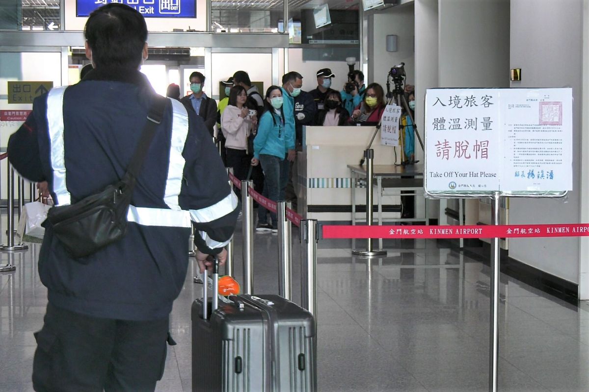 ▲強化防疫能量，金門機場新增「紅外線體溫感測儀」，監測旅客體溫變化。（圖／蔡若喬攝, 2020.02.22）