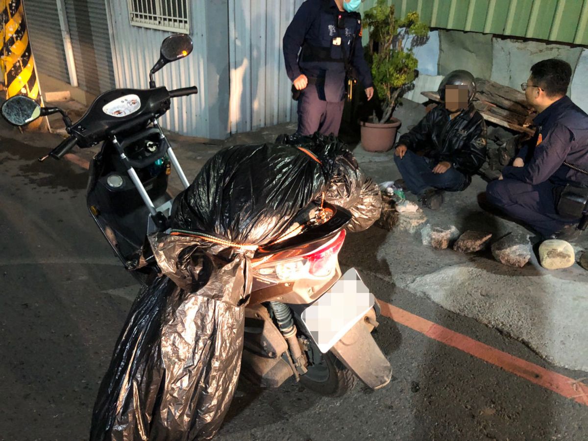 ▲中年男子在情人節晚上騎機車，後座載著一個黑色塑膠袋包裹的「女友」，員警拆開塑膠袋，結果驚見一名仿真人的成人娃娃。（圖／記者陳雅芳翻攝，2020.02.22）