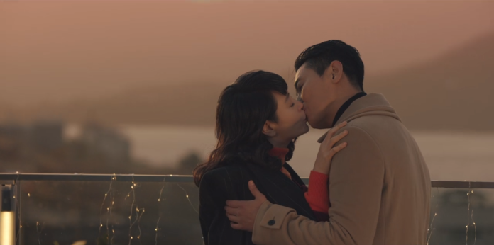 ▲朱智勛與金憓秀甜吻。（圖／Netflix）