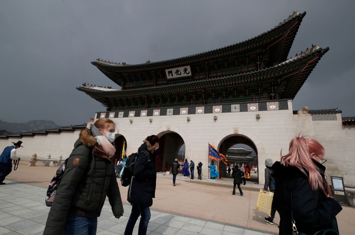 ▲首爾街頭行人都戴上口罩。（圖／美聯社／達志影像）