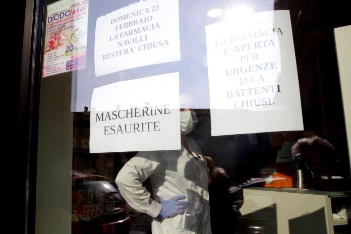 ▲武漢肺炎疫情在義大利蔓延，當地口罩「一罩難求」。（圖／美聯社／達志影像）
