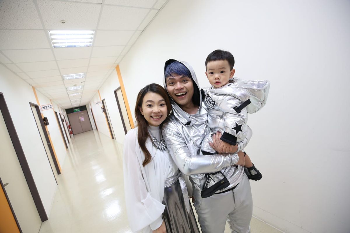 ▲蔡阿嘎（中）1家3口，左為二伯，右為蔡桃貴。（圖／翻攝蔡阿嘎臉書）