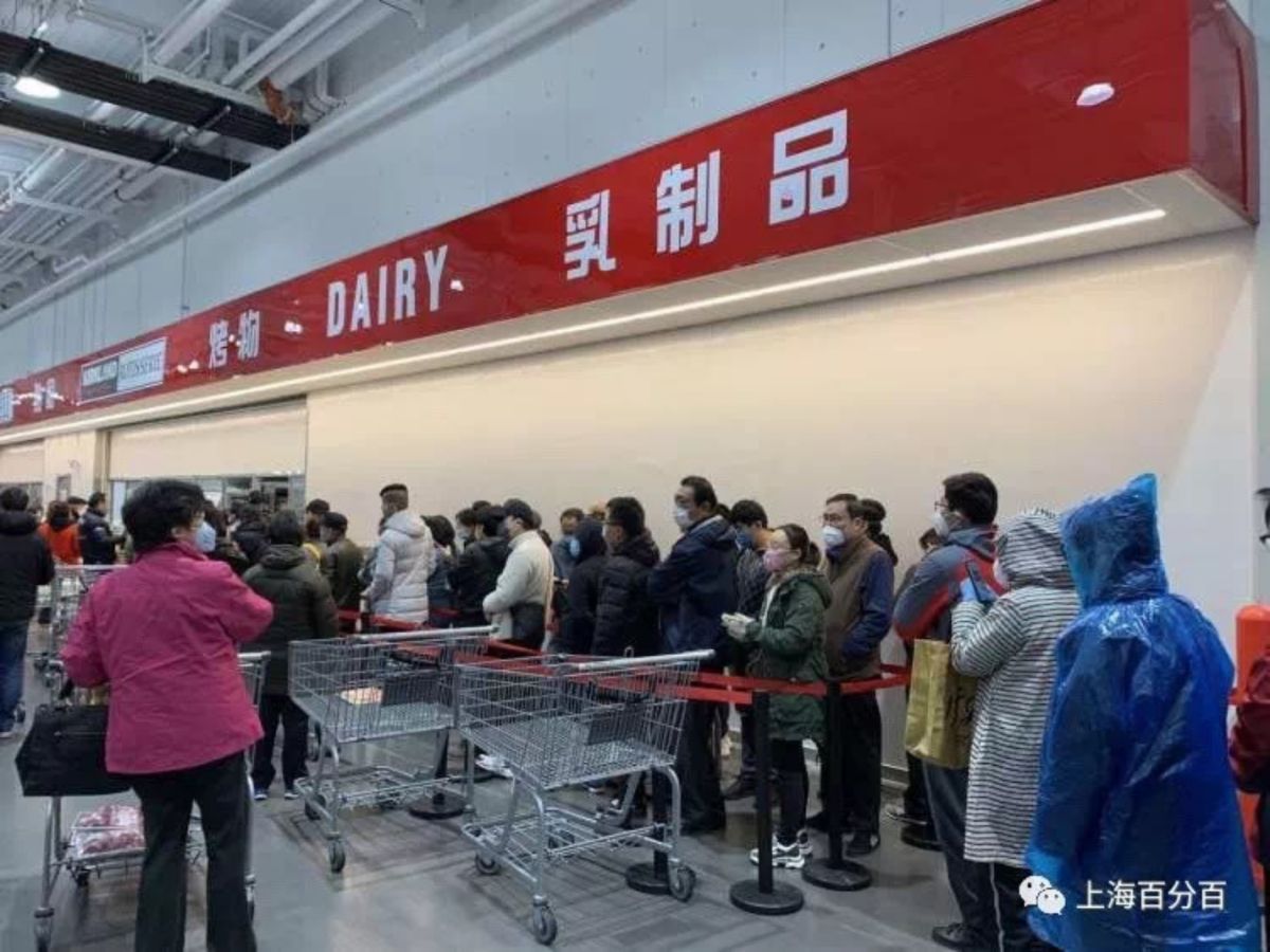 ▲上海Costco湧入約2000人，出現大排人龍的畫面。（圖／翻攝武漢普通人推特）