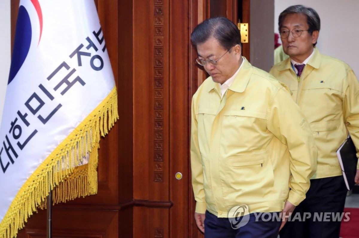 ▲韓國總統文在寅在中央政府首爾辦公大樓主持防疫會議。（圖／翻攝韓聯社）