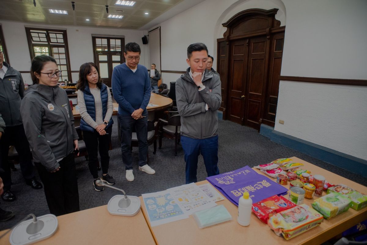 ▲竹市府針對居家檢疫者發放「居家關懷包」，提供口罩、體溫計、消毒液、垃圾袋等用品，並提供泡麵、罐頭、餅乾等物資。圖/記者金祐妤攝，2020.2.23)