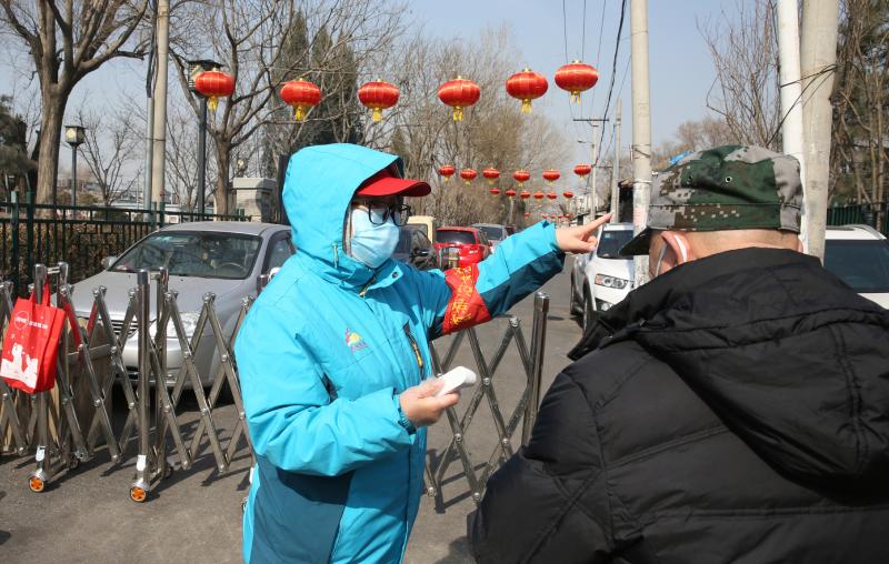 ▲為了防範武漢肺炎擴散，北京社區居民進出須通過檢測。（圖／美聯社／達志影像）